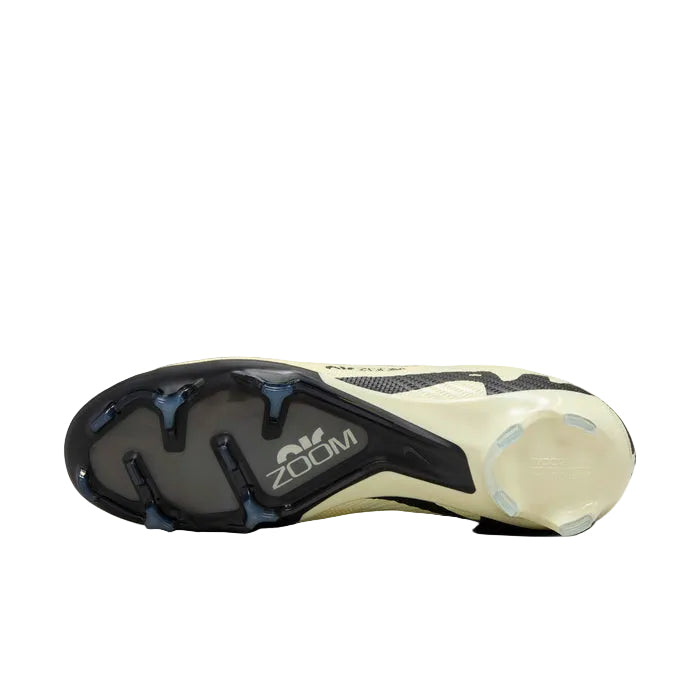 Soleplate view of the Vapor 15 Elite FG showing tri-star studs and the Zoom Air window.