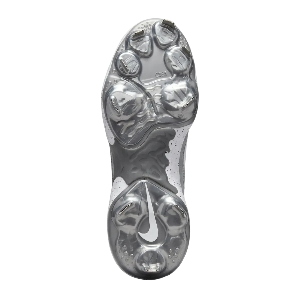 Metal cleat plate and traction pattern of Nike Alpha Huarache Elite 3 Mid baseball cleats.