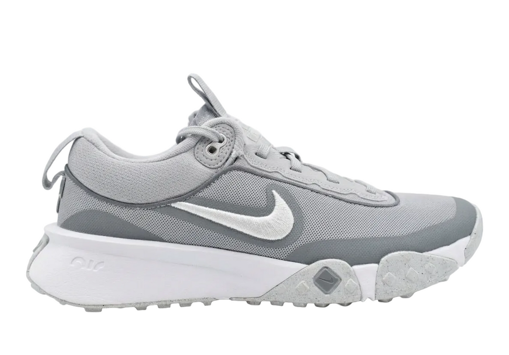 Lateral view of the Air Diamond Varsity Turf in Wolf Grey and Metallic Silver.