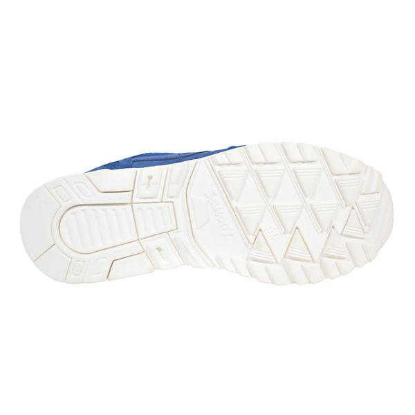 Classic black XT-600 triangular lug rubber outsole of Saucony Shadow 5000 for maximum grip.