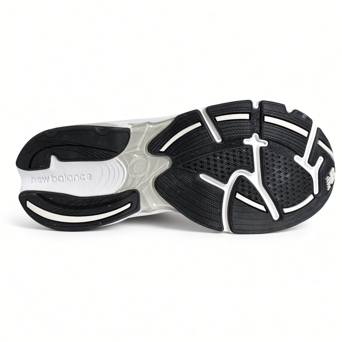 Close up view of the back heel cage and rubber outsole tread pattern on the New Balance 2010 grade school G201038W.