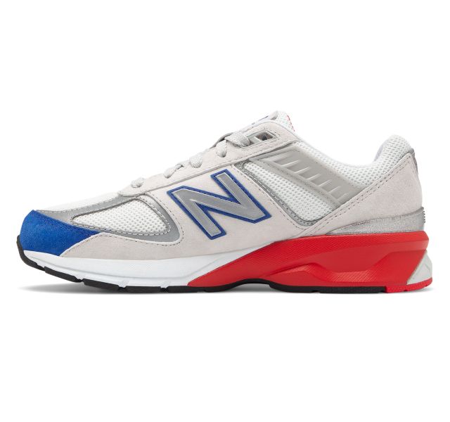 Side profile view of toddler New Balance 990v5 navy sneakers showcasing the signature pigskin suede and mesh panelling, PC990NB5.